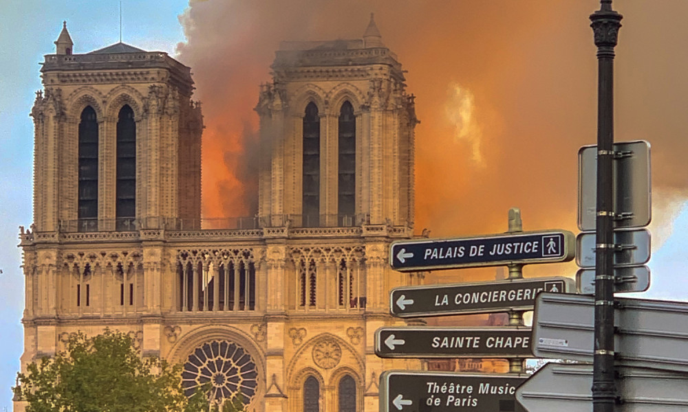 Notre_Dame_on_fire-cropped