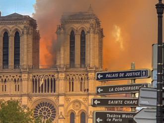 Notre_Dame_on_fire-cropped